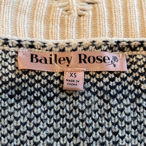Bailey Rose Distressed Flower V Neck Sweater Soze XS in Like New Condition - Picture 6 of 8
